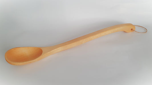 pitkä puinen löylykauha